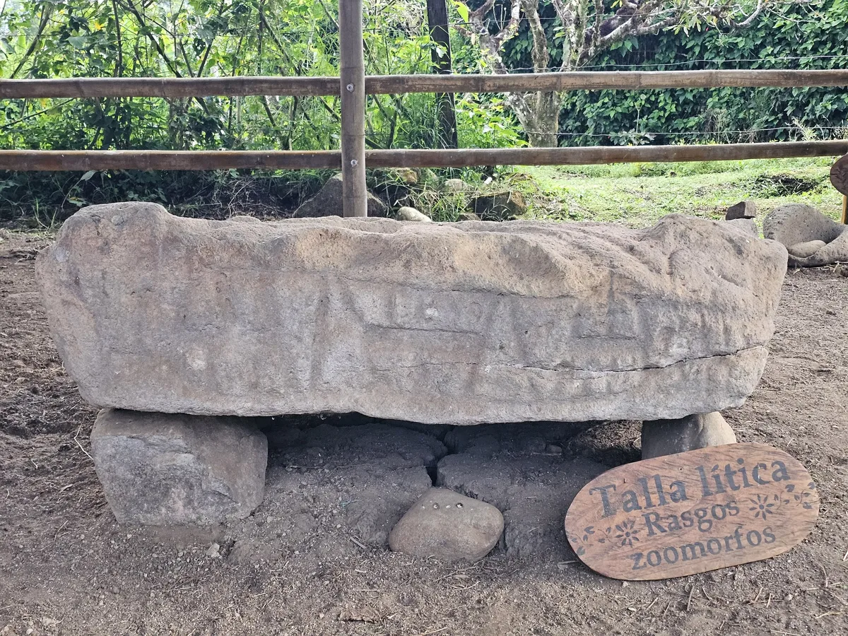 Escultura antropomorfa milenaria tallada en roca volcánica en el sendero de Vegonia.